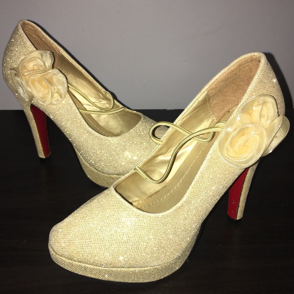 Beautiful sparkly gold heels with flower detail - Picture 2 of 8